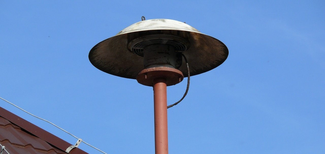 Sirene auf dem Dach eines Hauses