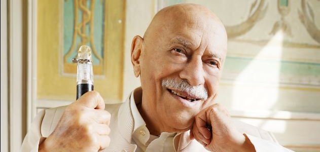 Giora Feidman mit einer Klarinette in der rechten Hand