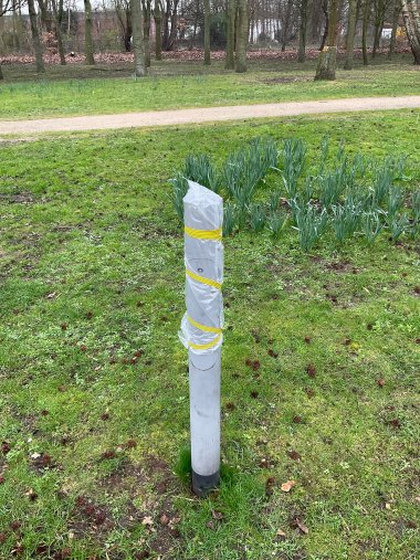 Abgebrochene Laterne mit Plastiksicherung