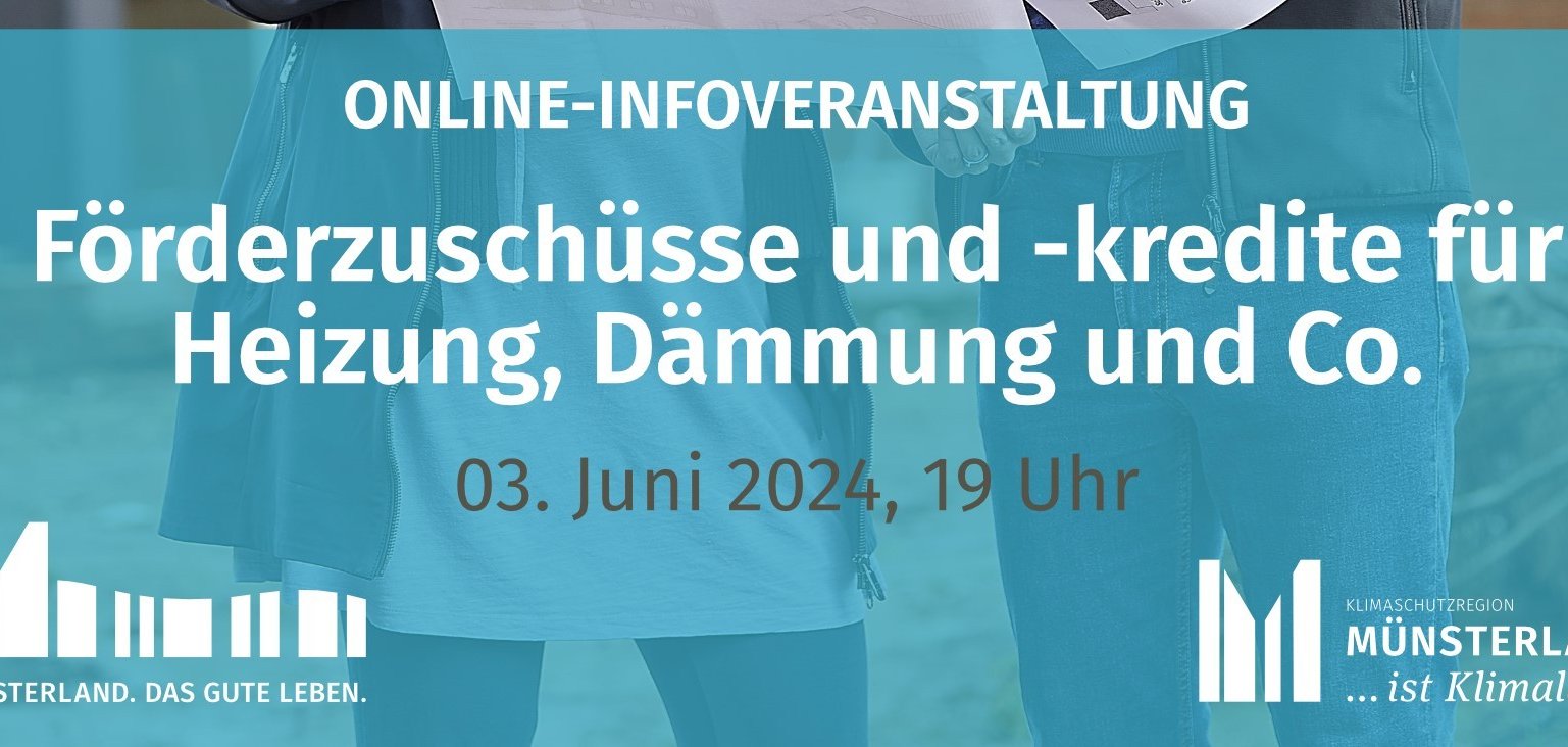 Förderungen für das Eigenheim: ein Paar steht mit einem Plan vor einem Haus