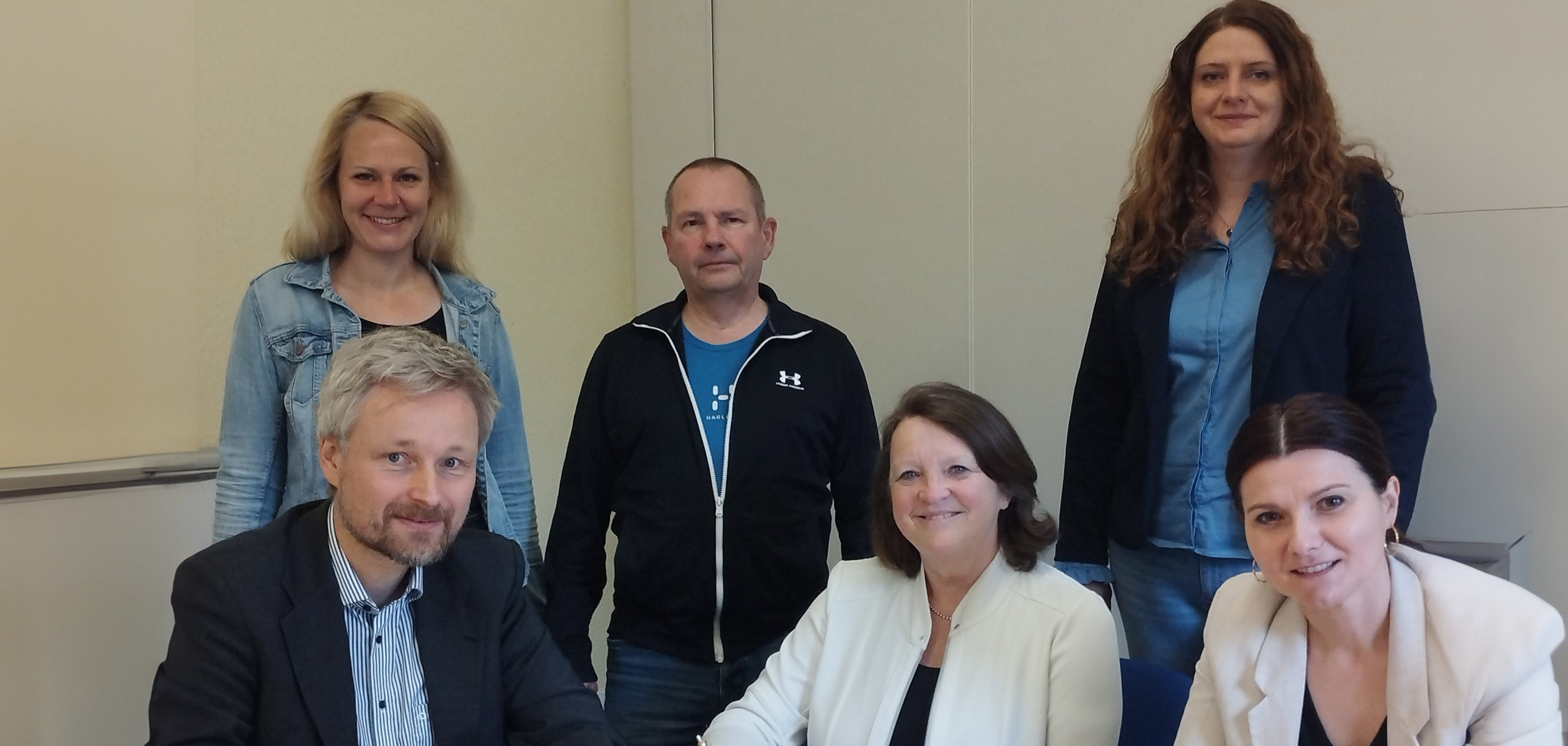 Timo Plaß (SkF-Geschäftsführer), Doris Ströing (Jugendamtsleitung der Stadt Gronau), Marina Bänke (Jugendamtsleitung der Stadt Ahaus) unterzeichnen den Kooperationsvertrag zur Förderung von ehrenamtlichen Vormundschaften.