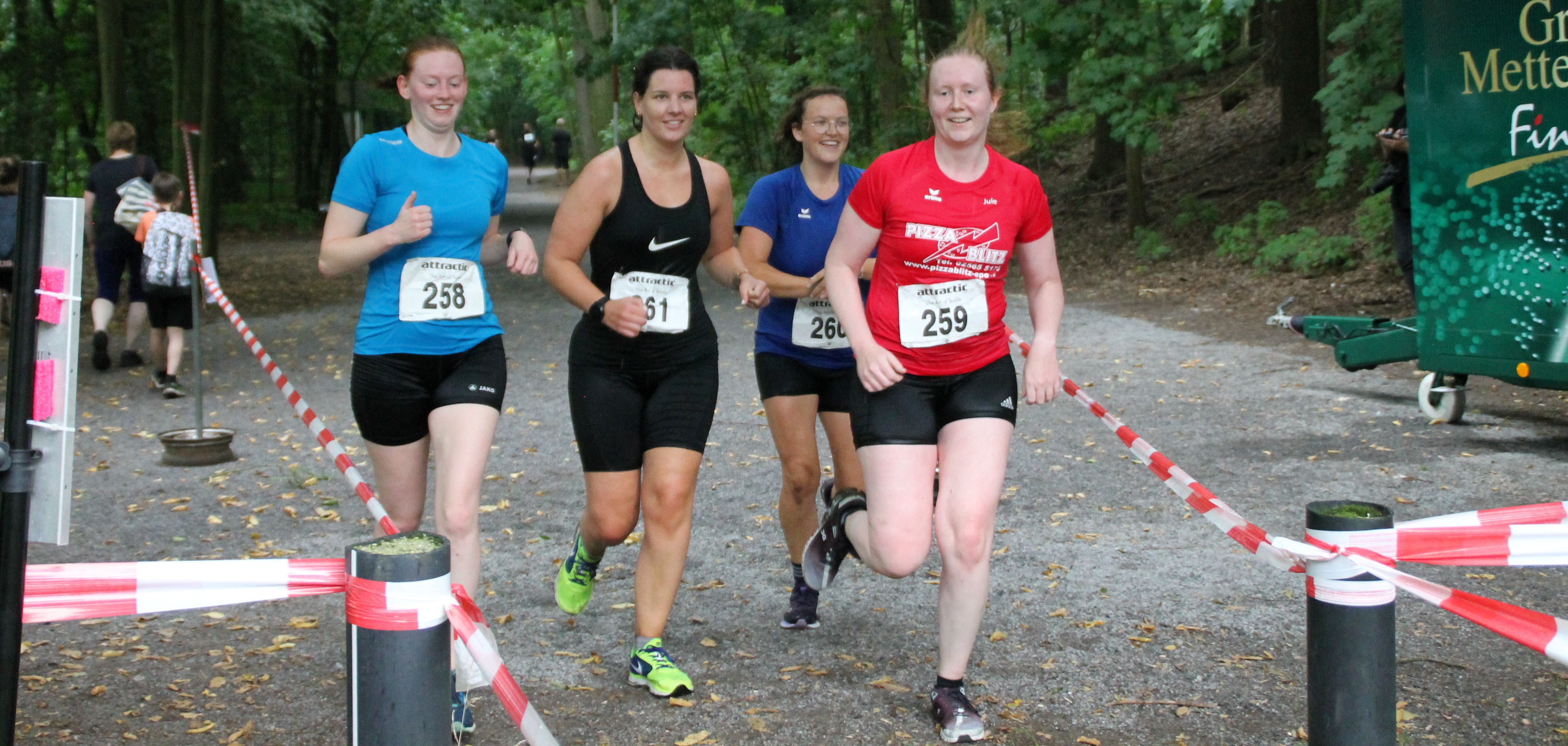 Frauen-Team, das beim Stadtwerke-Survival-Lauf ins Ziel kommt