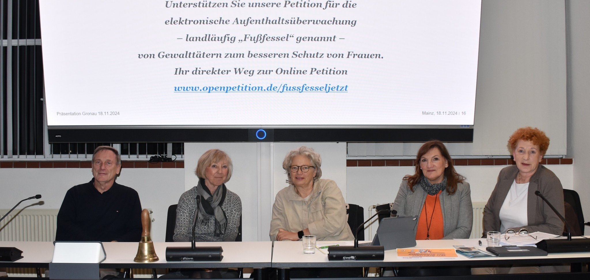 v.l.n.r. Herr Peter Niehoff, Frau Doris Eiling, (Weißer Ring e.V.), Frau Christiane Schrader (Erste Beigeordnete Stadt Gronau), Susanne Reinhoffer, Vorsitzende des Arbeitskreises, Frau Edith Brefeld, Gleichstellungsbeauftragte Stadt Gronau.