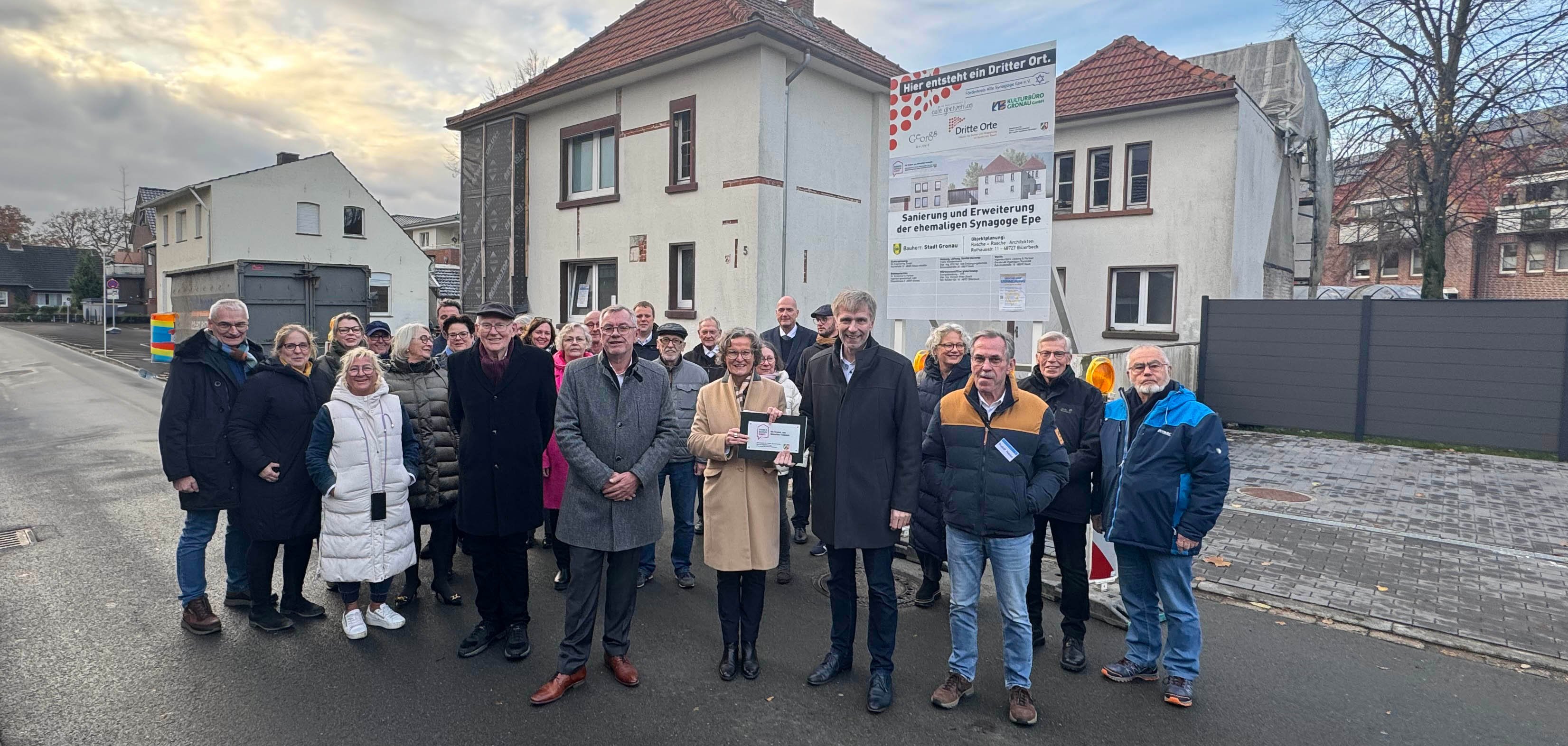 Ministerin für Heimat, Kommunales, Bau und Digitalisierung des Landes NRW, Ina Scharrenbach, stellvertretender Landrat Reinhard Böcker, Bürgermeister Rainer Doetkotte sowie Vertreter:innen aus Politik, Verwaltung, dem Verein Alte Synagoge e.V., dem Kulturbüro und der Bürgerstiftung Gronau.