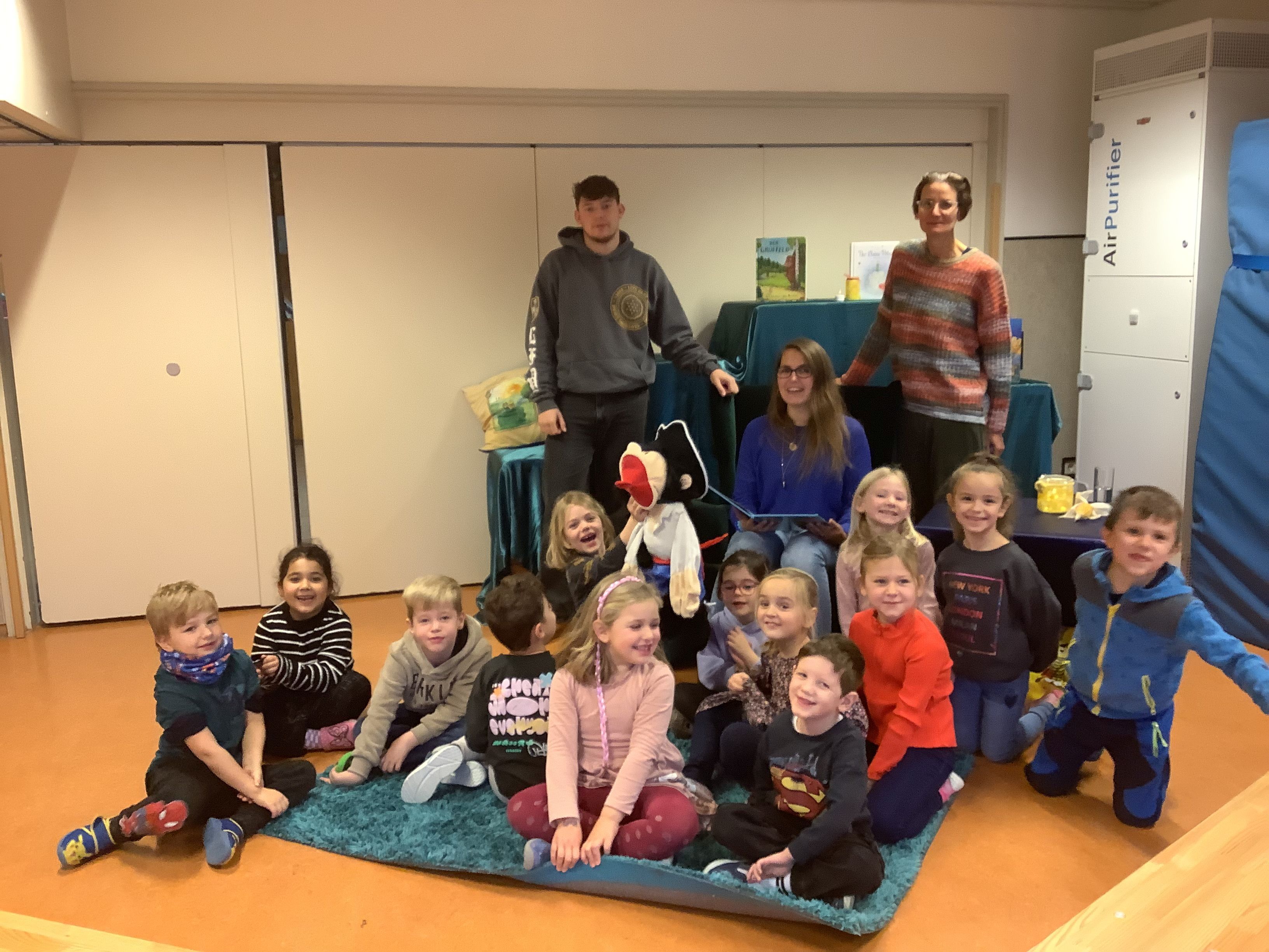 Die Kinder zusammen mit Jana Feldmann und "Prat-Pit"