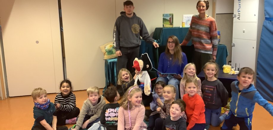 Die Kinder zusammen mit Jana Feldmann und "Prat-Pit"