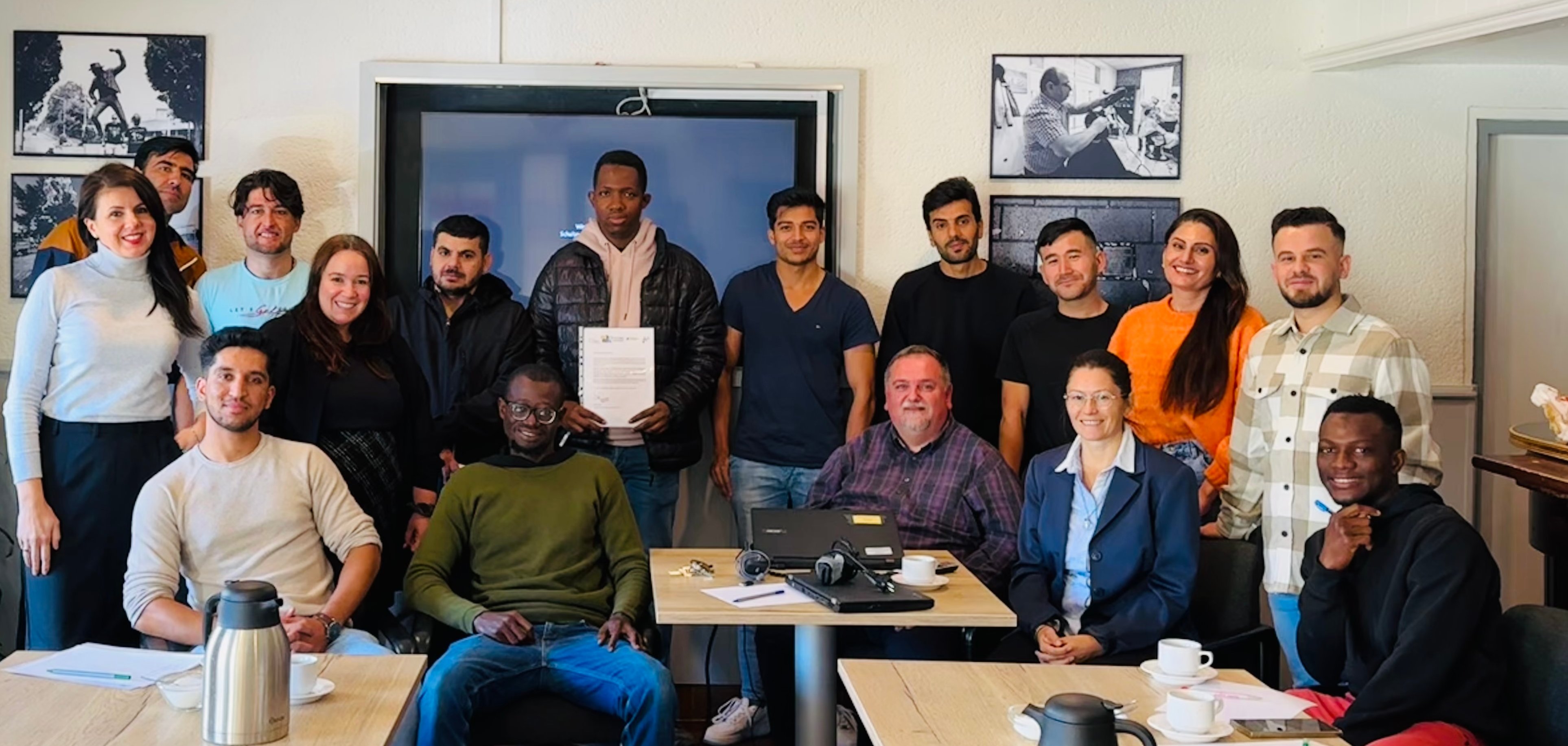 Die Teilnehmenden des Integrationsprojektes "Men2Work" mit dem Team Integration.