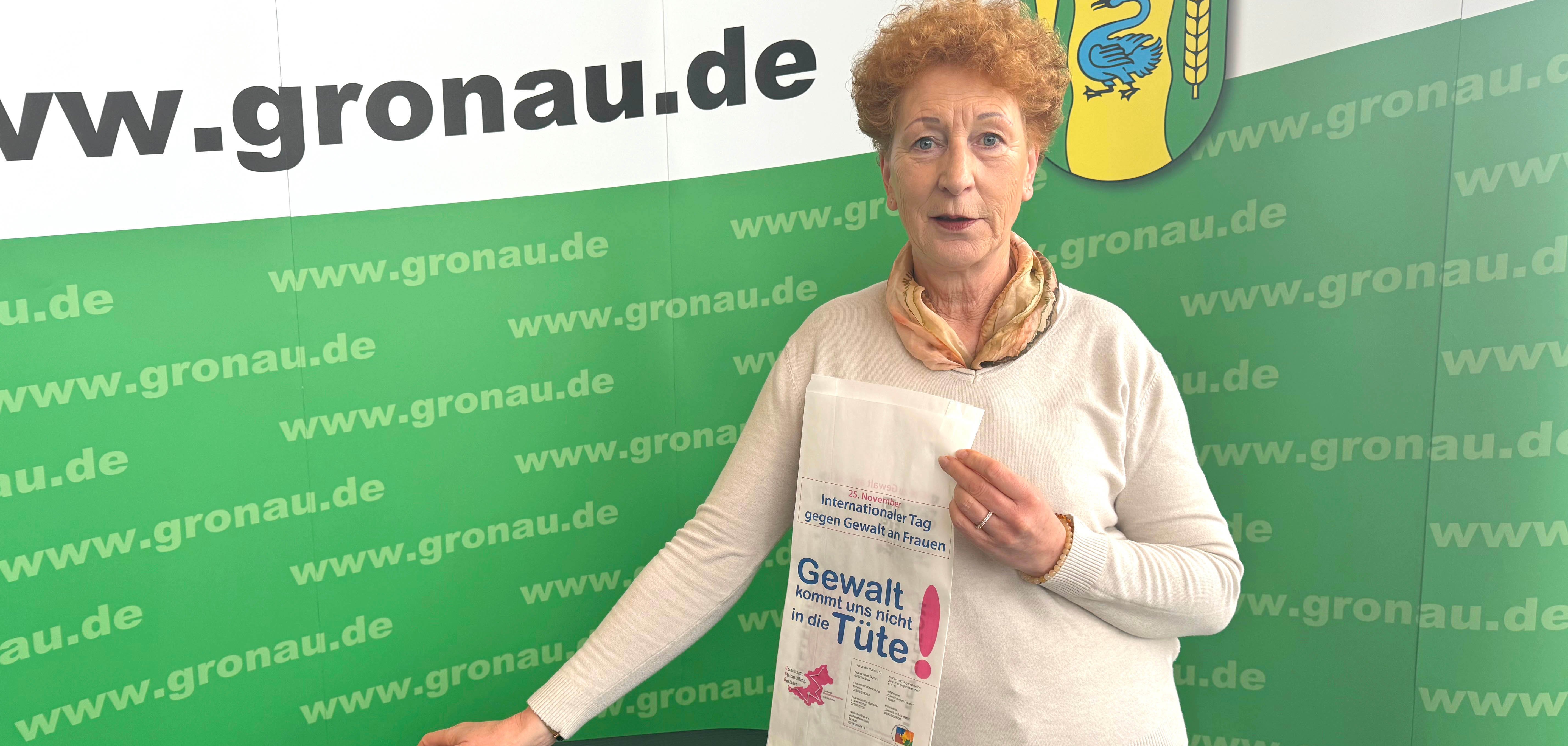 Gleichstellungsbeauftragte der Stadt Gronau Edith Brefeld mit der Brötchentüte zur Aktion "Gewalt kommt uns nicht in die Tüte"