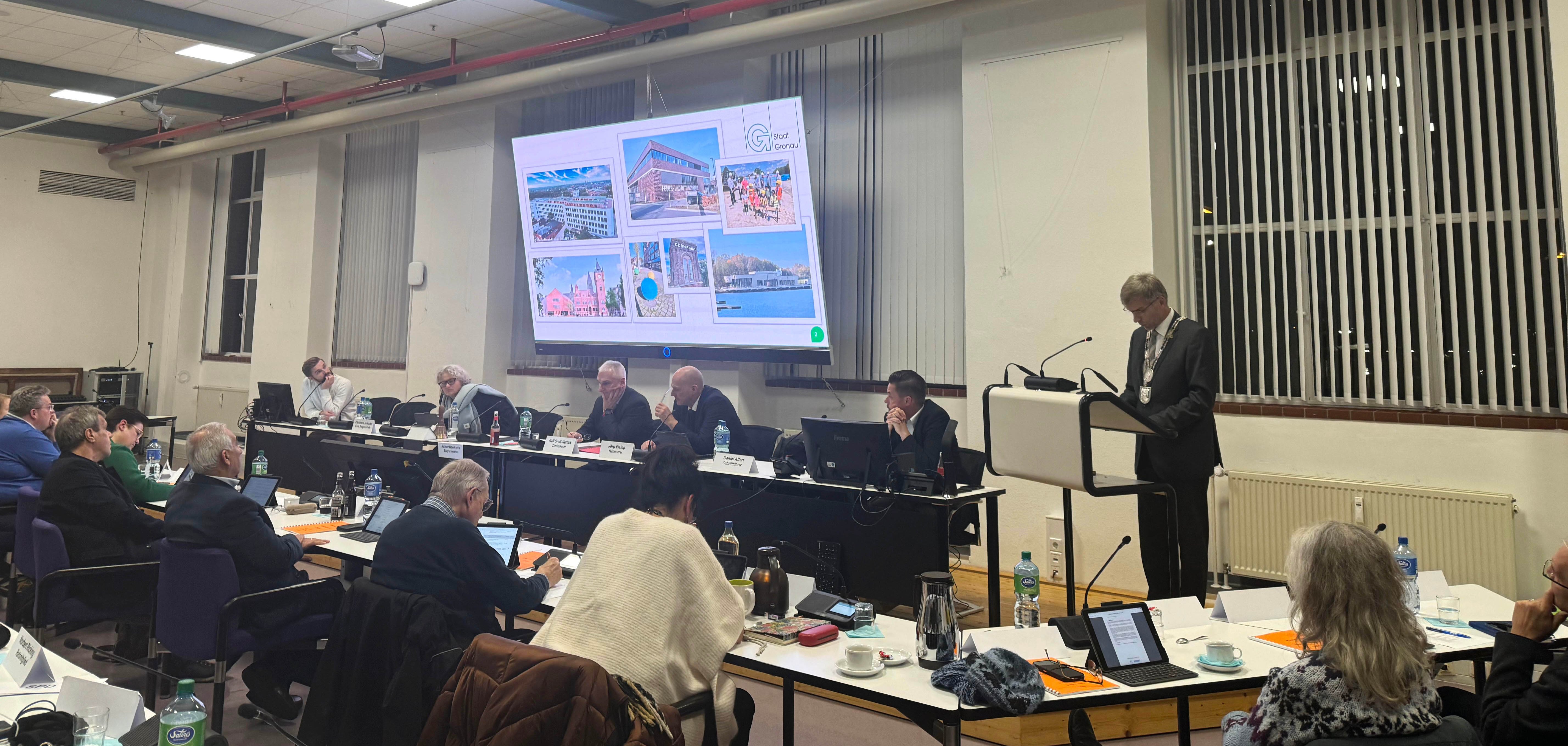 Bürgermeister Rainer Doetkotte bringt den Haushalt 2025 in den Rat ein.