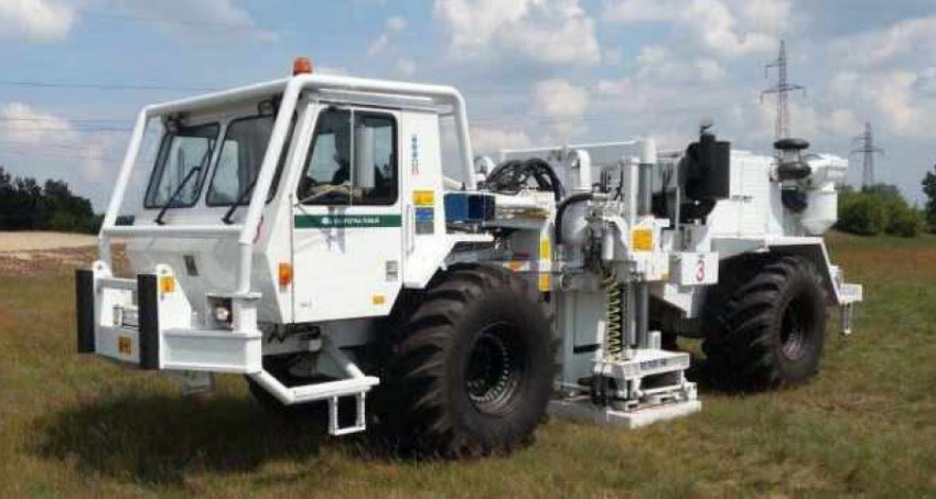 Ein Vibroseis-Truck auf einem Feld