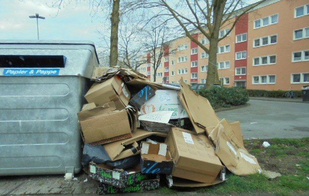 Container mit Müllablagerung