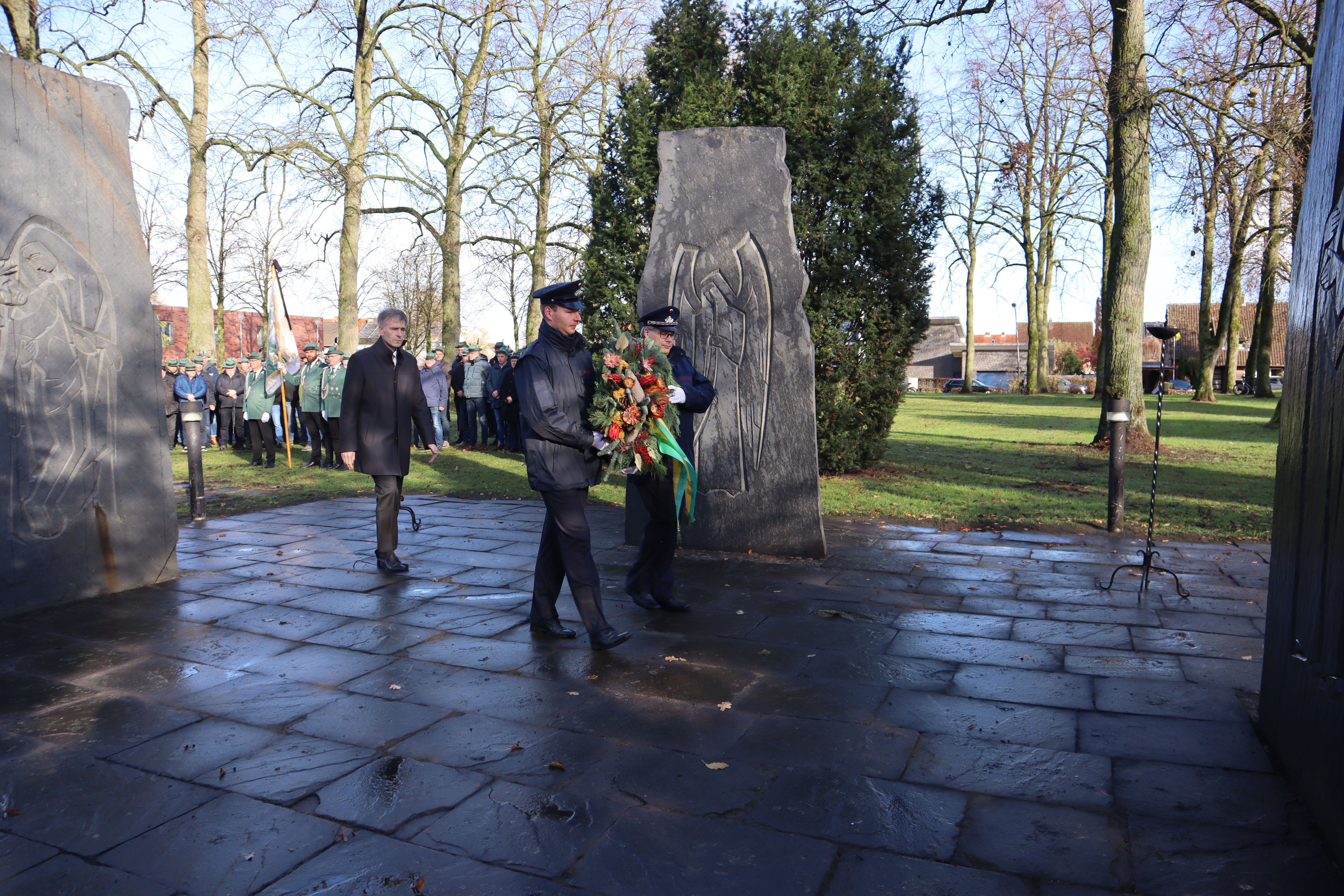 Bürgermeister Doetkotte bei der Kranzniederlegung am Ehrenmal 