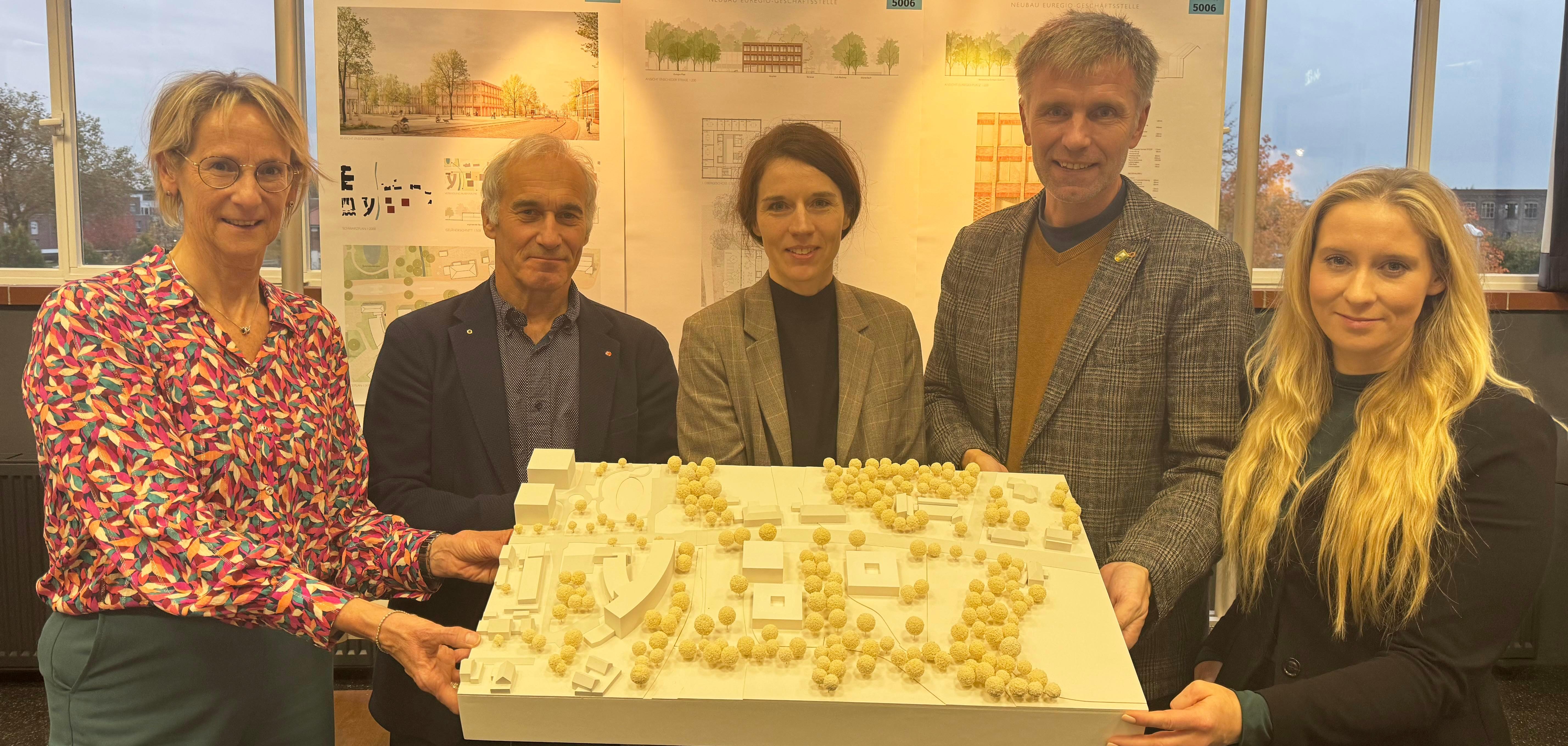 Maaike Veleers (Euregio), René Bogaarts (Gemeente Enschede), Romina Streffing (Romina Streffing Architektur), Rainer Doetkotte (Bürgermeister Stadt Gronau) und Nina Vollmann (postwelters + partner Architektur & Stadtplanung) 