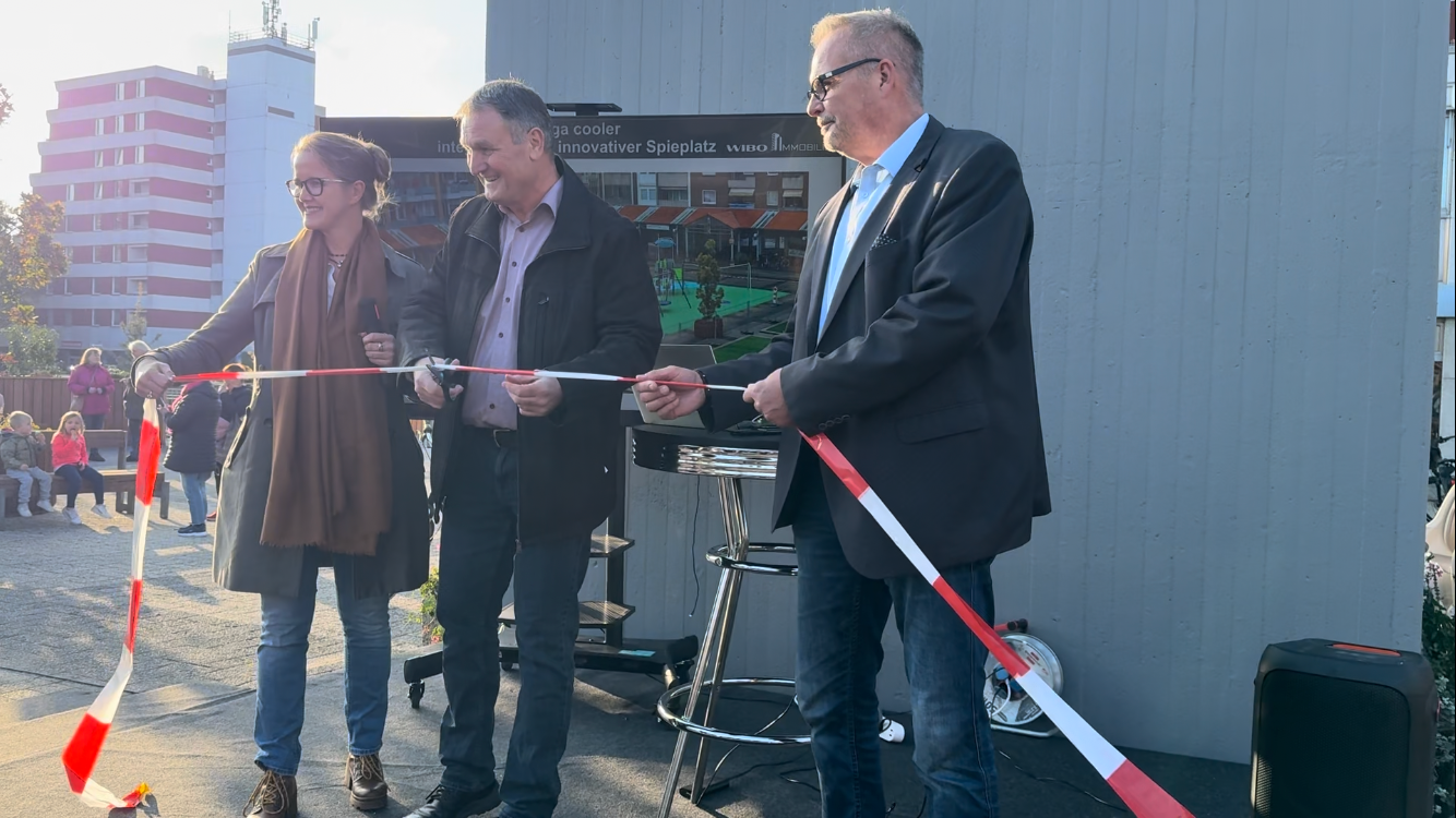 Dagmar Wigbels, stellv. Bürgermeister Ludger Hönerlage und Markus Schulte bei der feierlichen Durchtrennung des symbolischen Bandes zur Eröffnung des Spielplatzes am Kurt-Schumacher-Platz.