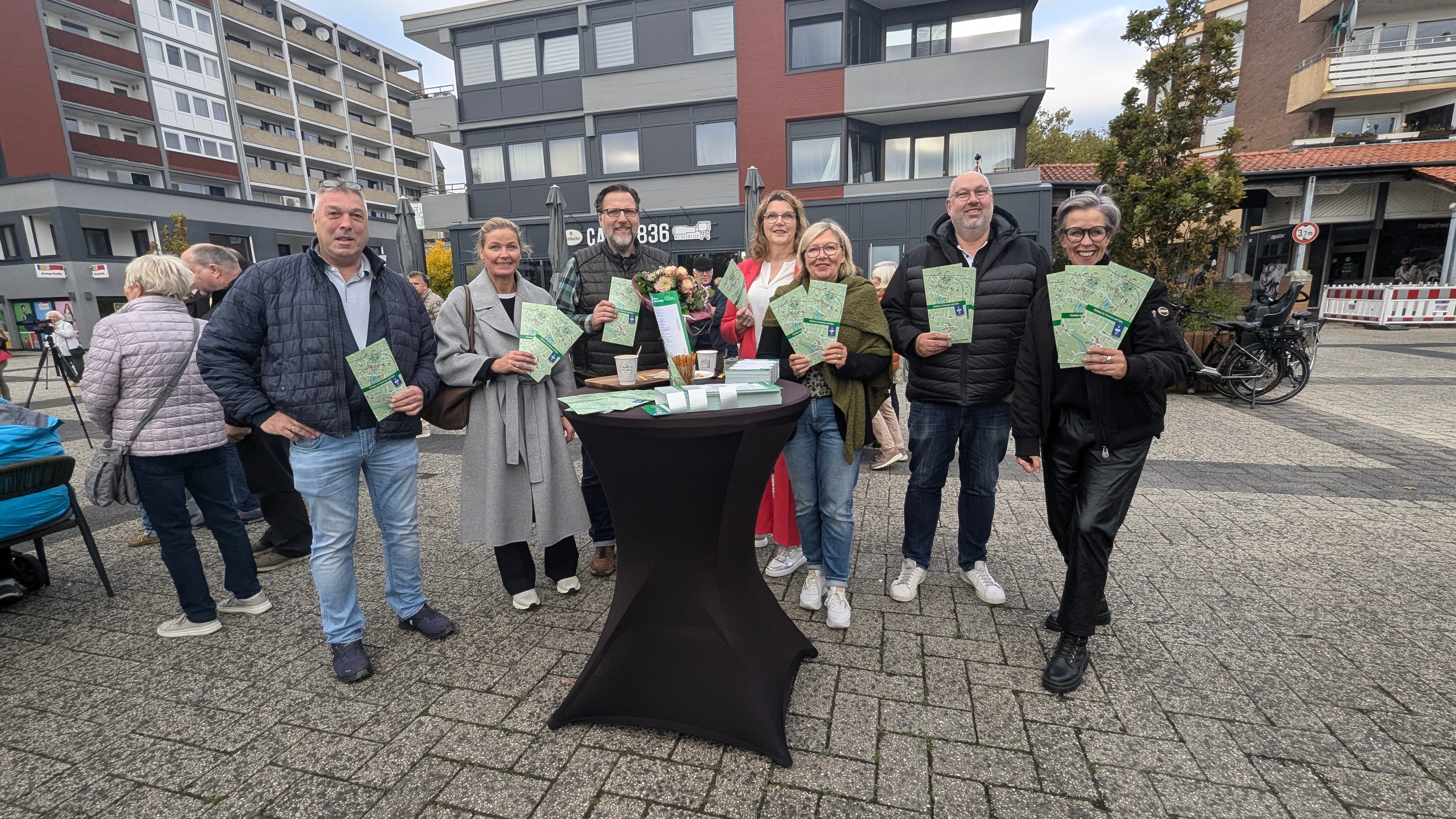 v.l.n.r.: Achim Meyer (Altes Gasthaus Meyer), Ulrike Damer (Moda In, Cityring-Vorstand), Frank Schulte (Schuh Schulte, Cityring-Vorstand), Christiane Meyer (Sparkasse Westmünsterland), Mecky Hölscher (Lena Parfümerie), Jochen Schmeing (Vorstand Eper Werbegemeinschaft), Elke Rinke (Stadtmarketing)