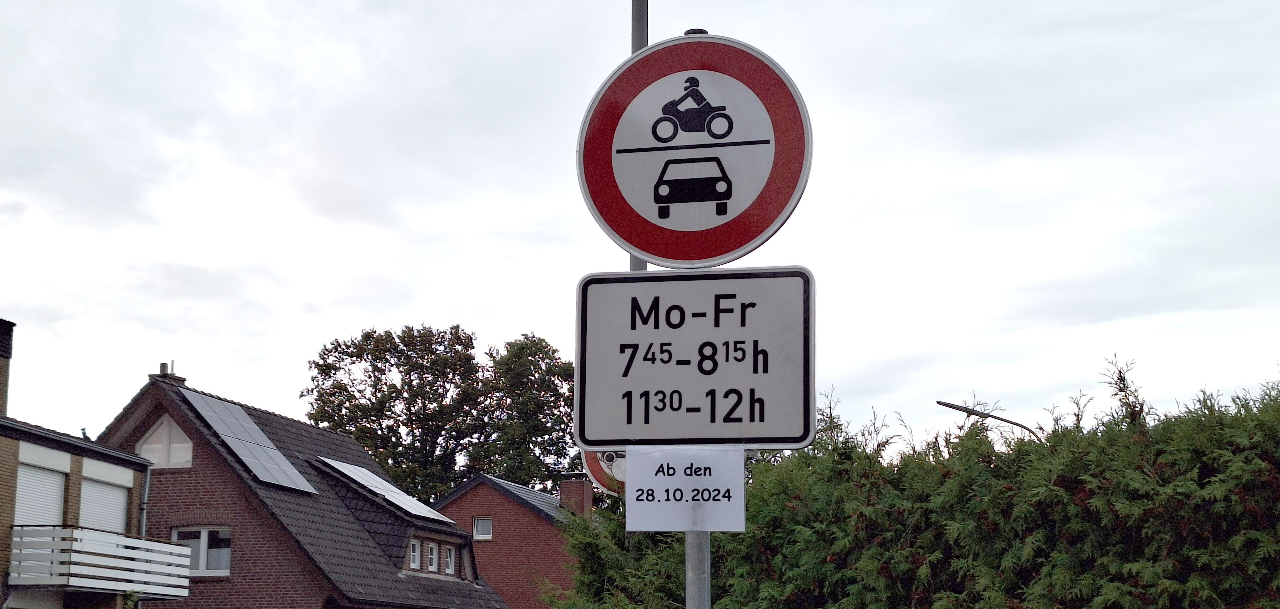 Verkehrsschild Albrechtstraße: Sperrung für den motorisierten Verkehr von Montag bis Freitag zwischen 7:45 und 8:15 Uhr und 11:30 und 12:00 Uhr.