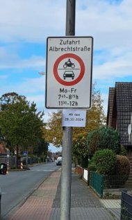 Verkehrsschild Albrechtstraße: Sperrung für den motorisierten Verkehr von Montag bis Freitag zwischen 7:45 und 8:15 Uhr und 11:30 und 12:00 Uhr.