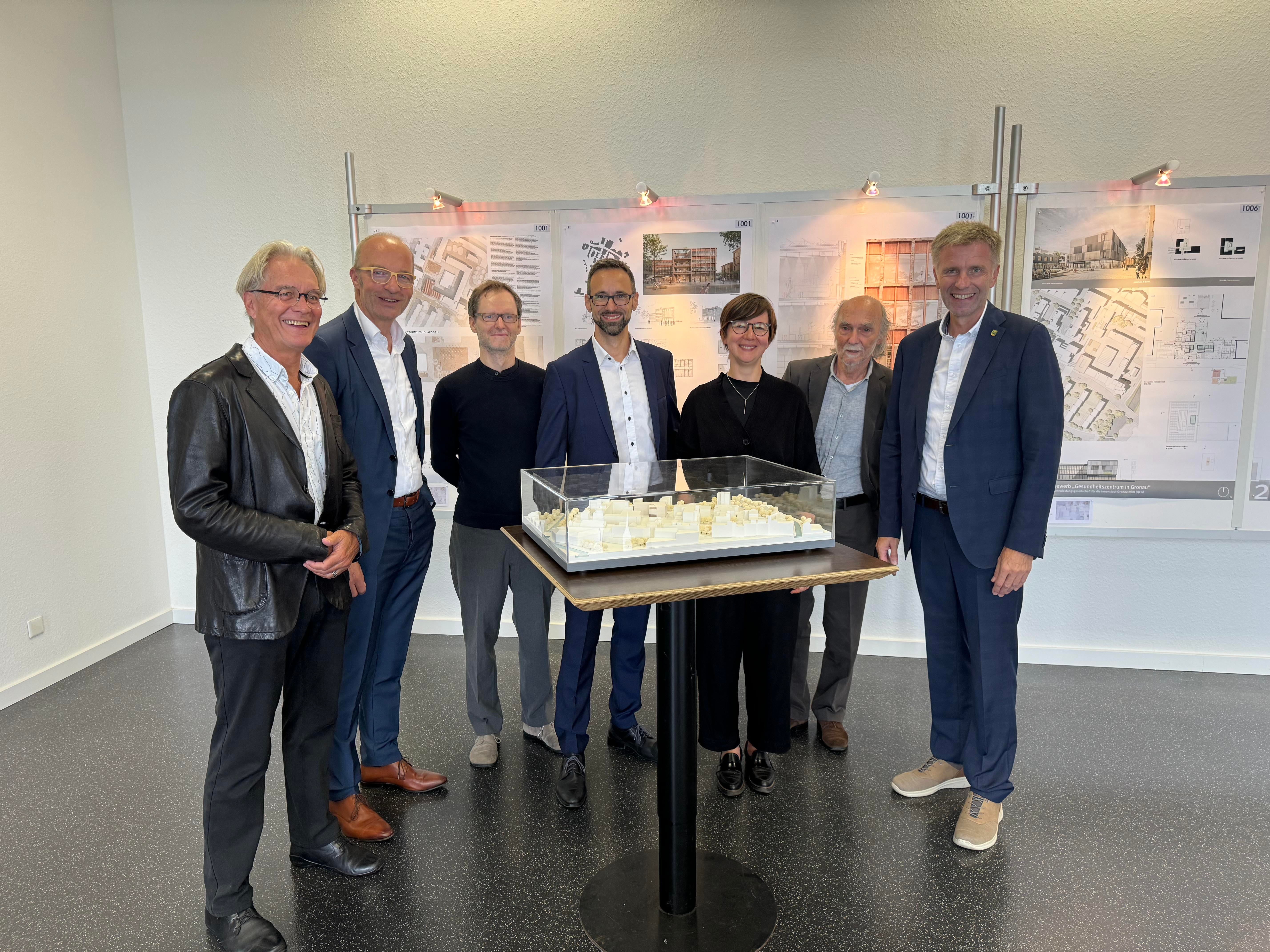 Von links nach rechts: Vorsitzende des Aufsichtsrates der QEG, Dr. Kuhlmann-Eckel, Geschätsführer der QEG Dr. Robbers, Stefan Schwirtz (studioinges), Marco Schüler (Atelier 30 Architekten), Mariia Krasovska und Ernst Klein (Klein + Neubürger Architekten) sowie Bürgermeister Rainer Doetkotte.