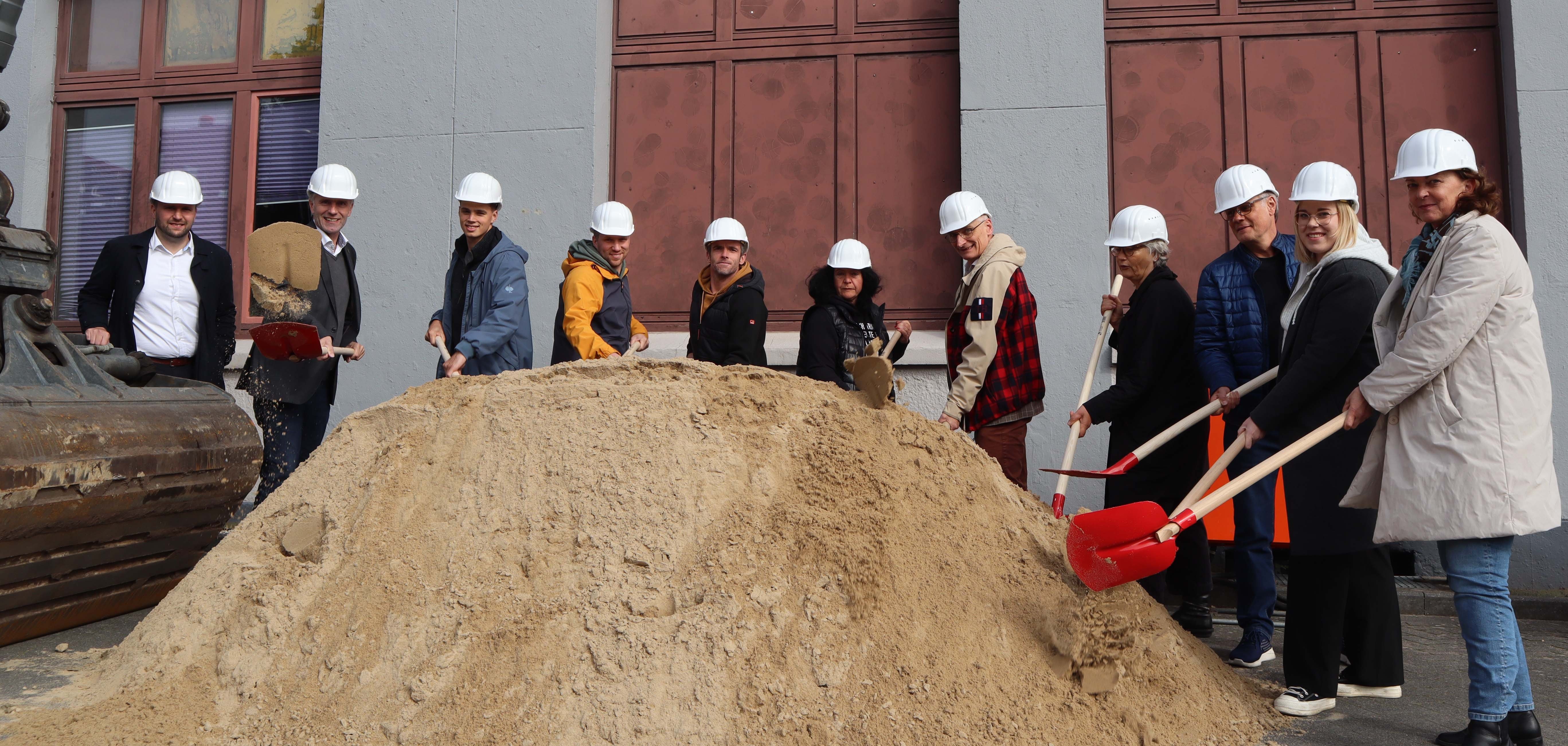 Bürgermeister Rainer Doetkotte, Stadtbaurat Ralf Groß-Holtick und Erste Beigeordnete Christiane Schrader sowie weitere Projektverantwortliche beim ersten Spatenstich an der Kita Luise.