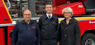 Kreis-Bester Tobias Wiedau mit seinem Praxisanleiter und der ersten Beigeordneten der Stadt Gronau Christiane Schrader