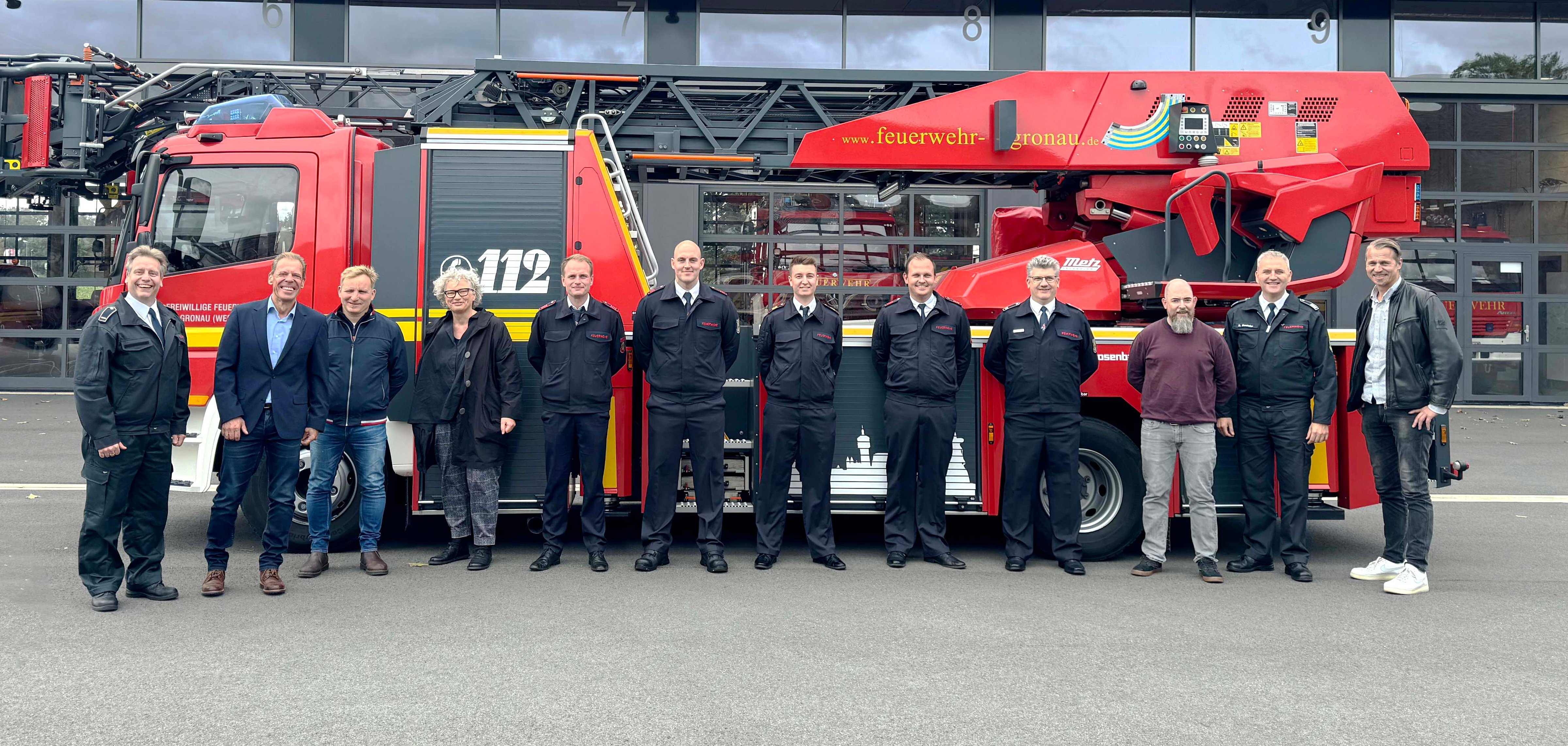 von links nach rechts: Leiter der Feuer- und Rettungswache Marco von Schelve, Fachdienstleitung Personal und Organisation Detlev Hollenborg, Holger Krönke (Personalrat), Erste Beigeordnete Christiane Schrader, Florian Prämassing, Torsten Schlottbohm, Tobias Wiedau, Bastian Heim, Udo Holthaus, Ausbildungsleiter Martin Klümper, stellv. Leiter der Feuer- und Rettungswache Ralf Queisler und Fachdienstleiter Sicherheit und Ordnung Rainer Hoff