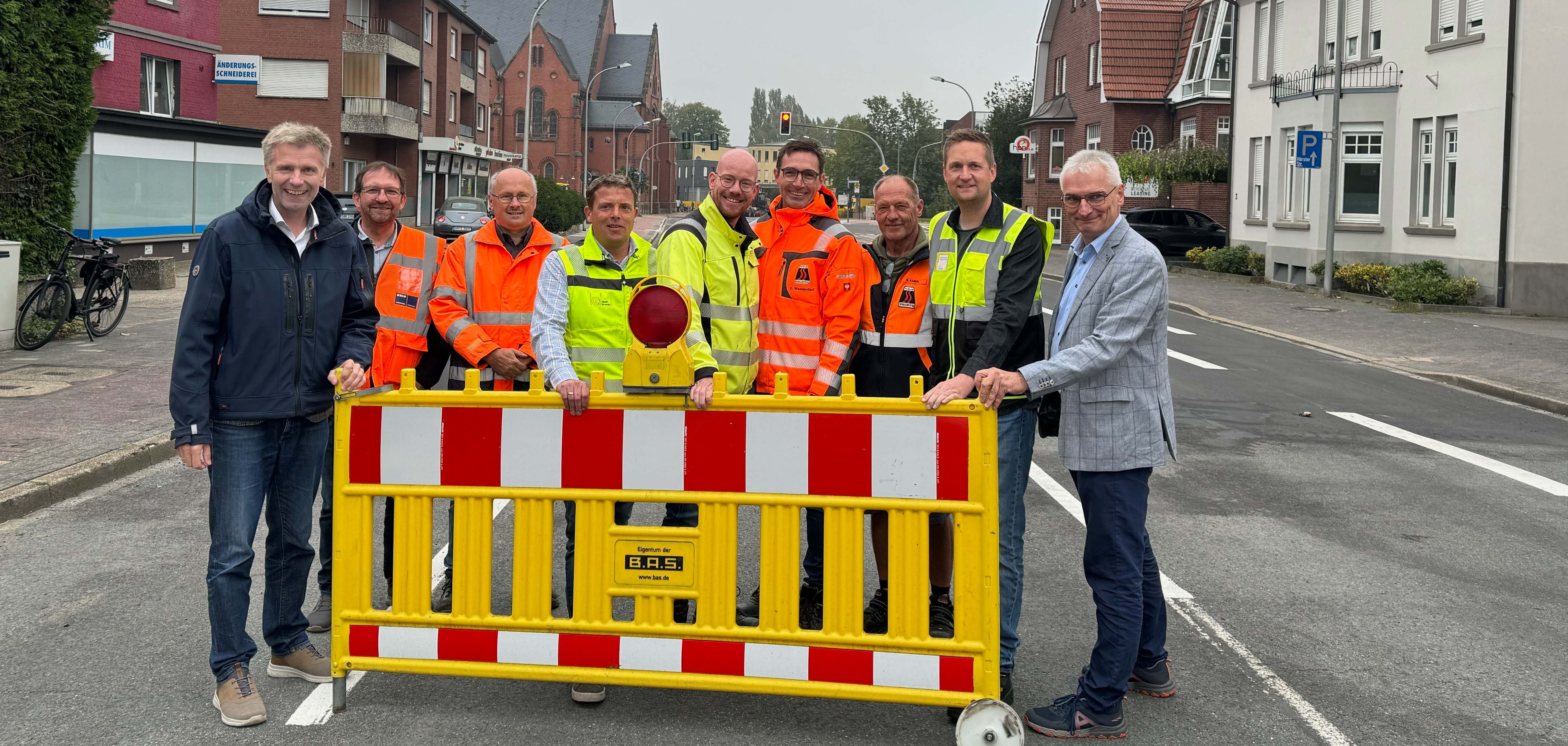 Bürgermeister Rainer Doetkotte und Stadtbaurat Ralf Groß-Holtick geben gemeinsam mit den verantwortlichen Projektbeteiligten die Gildehauser Straße offiziell frei. 