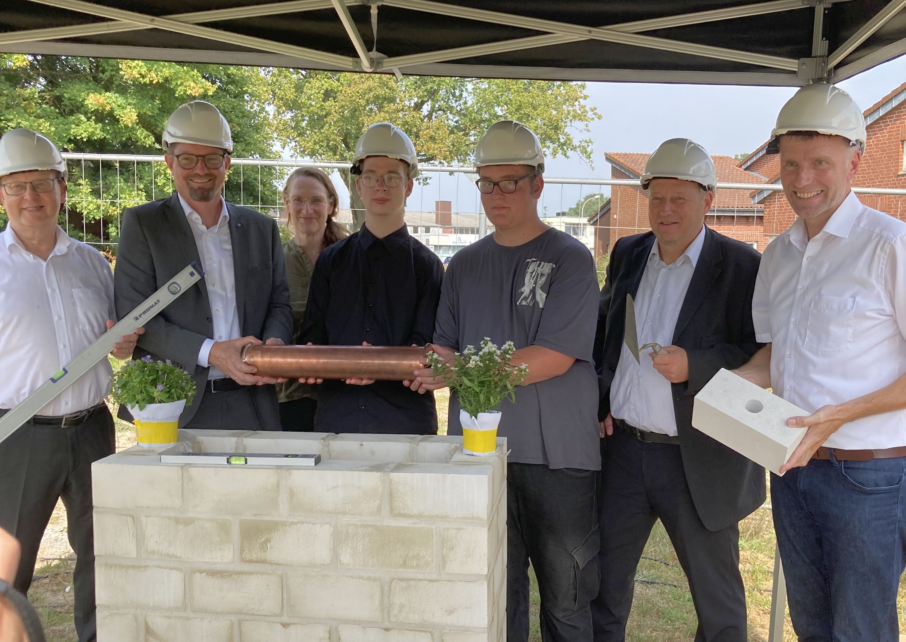 Beteiligte mit der Zeitkapsel bei der Grundsteinlegung