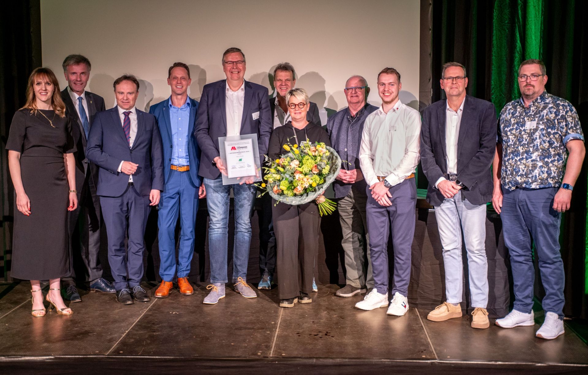 Die Preisträger:innen und Beteiligten des Unternehmenspreises.