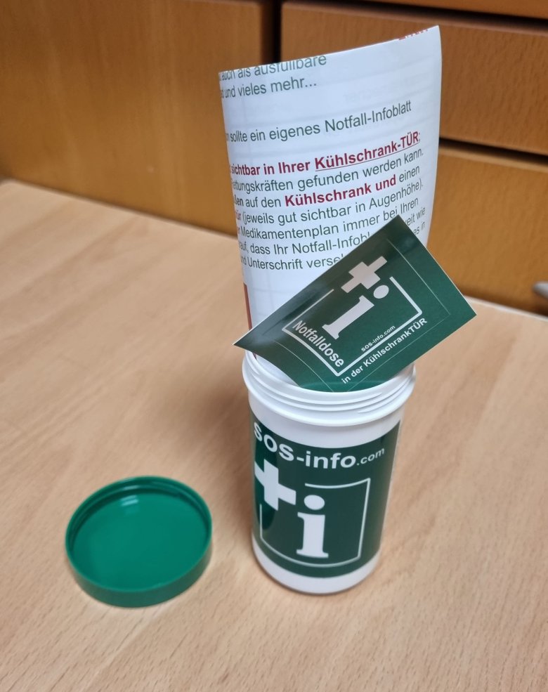 Die Notfalldose mit dem Notfall-Infoblatt, und den Hinweis-Aufklebern.