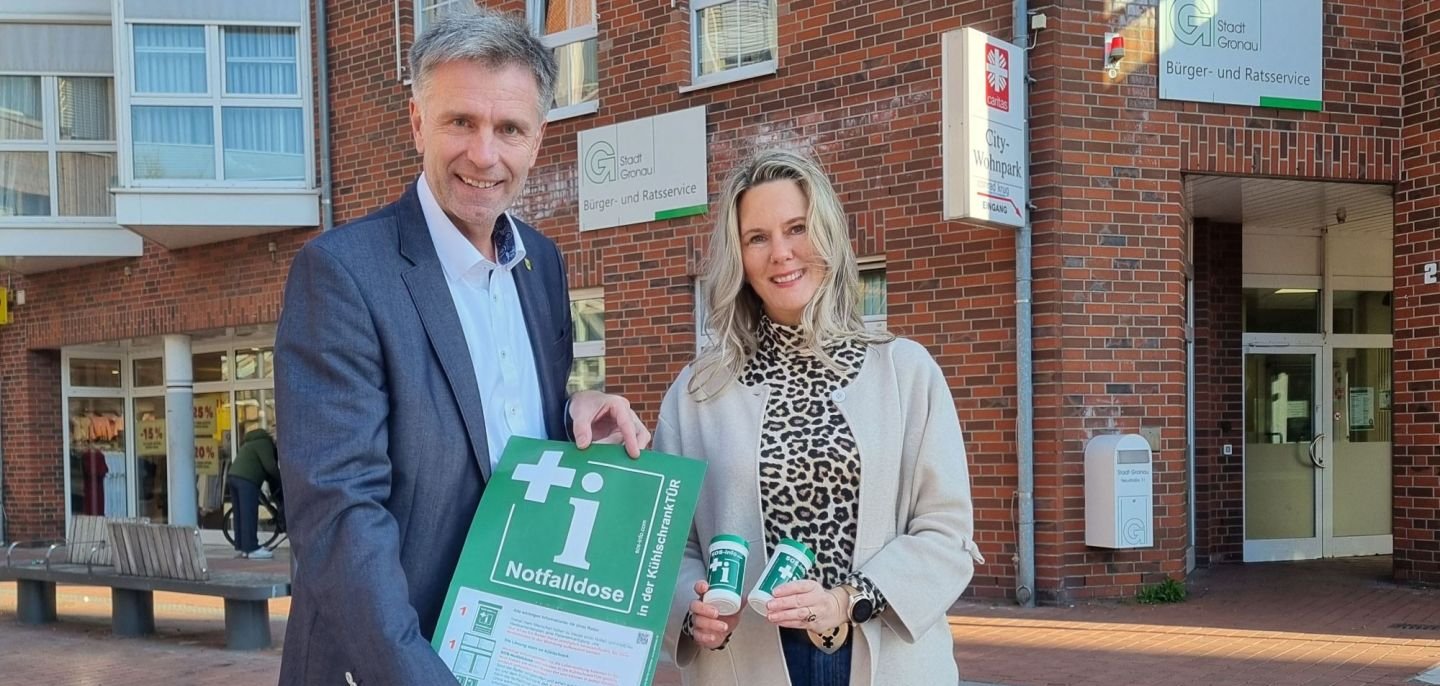 Bürgermeister Rainer Doetkotte und Altenhilfekoordinatorin Katrin von Trümbach stellen die Notfalldose vor.