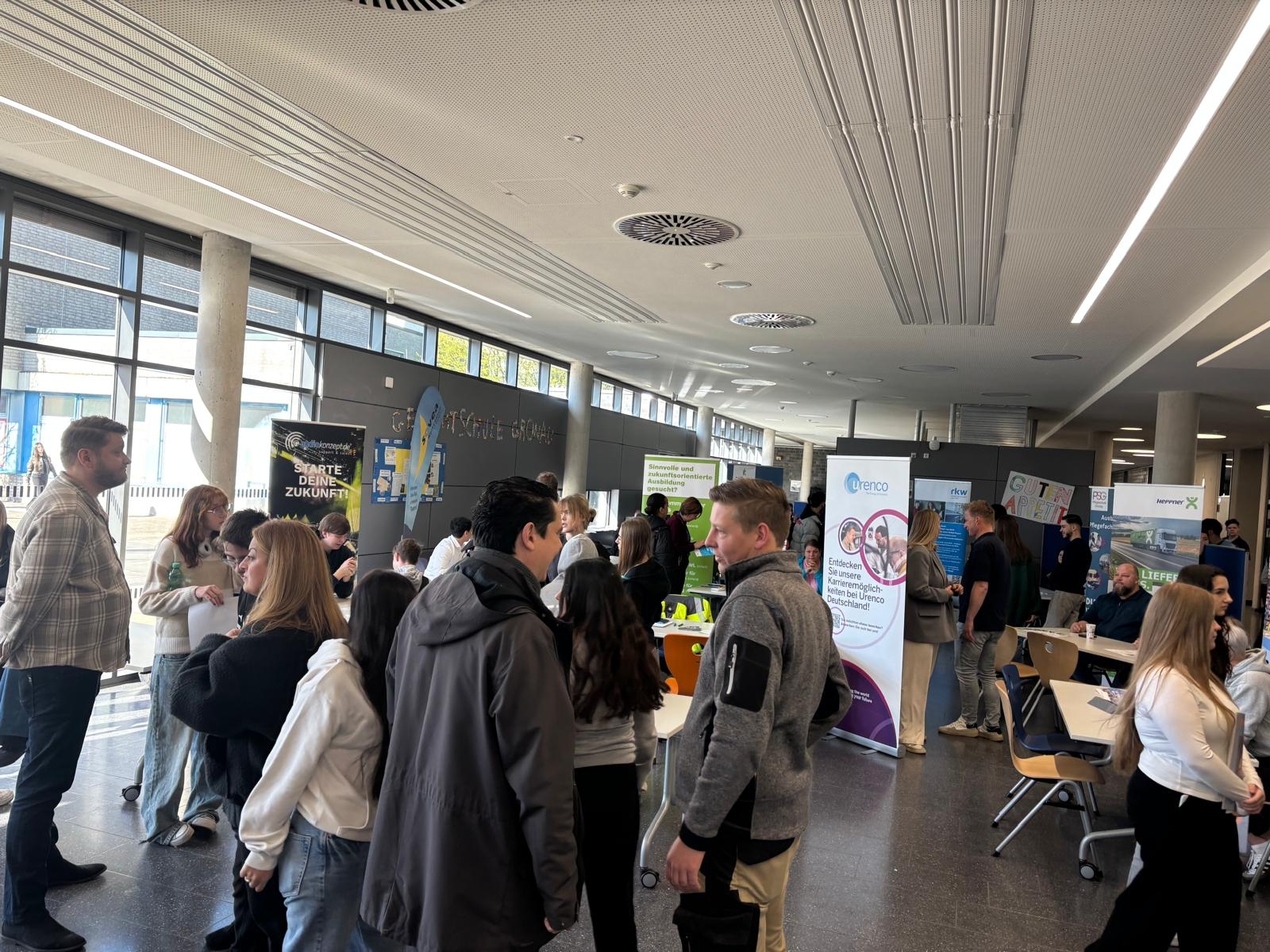 Schüler:innen informieren sich in der Gesamtschule Gronau über Ausbildungsplätze.