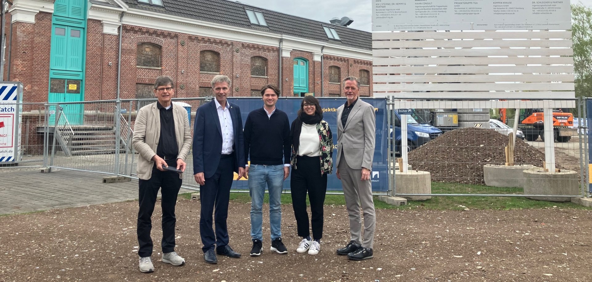 Bürgermeister Rainer Doetkotte sowie der Architekt Andreas Heller und Wolfgang Hackmann (Hackmann Hotels) stellen den aktuellen Stand im Bauprojekt „Hotel - The Meadow“ vor.