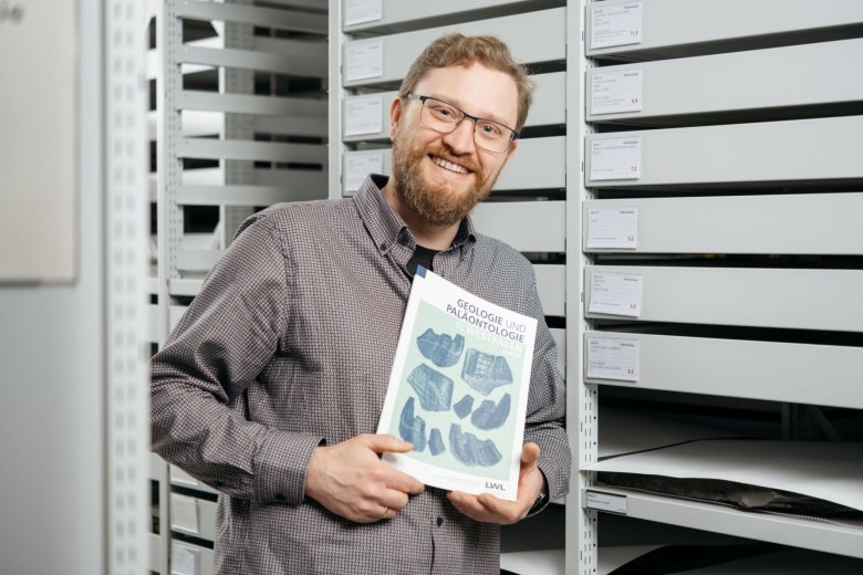 In der aktuellen Ausgabe der Zeitschrift „Geologie und Paläontologie in Westfalen“ des LWL-Museums für Naturkunde erschien unter der Schriftleitung von Dr. Achim Schwermann ein Artikel zu Ehren von Udo Lindenberg.