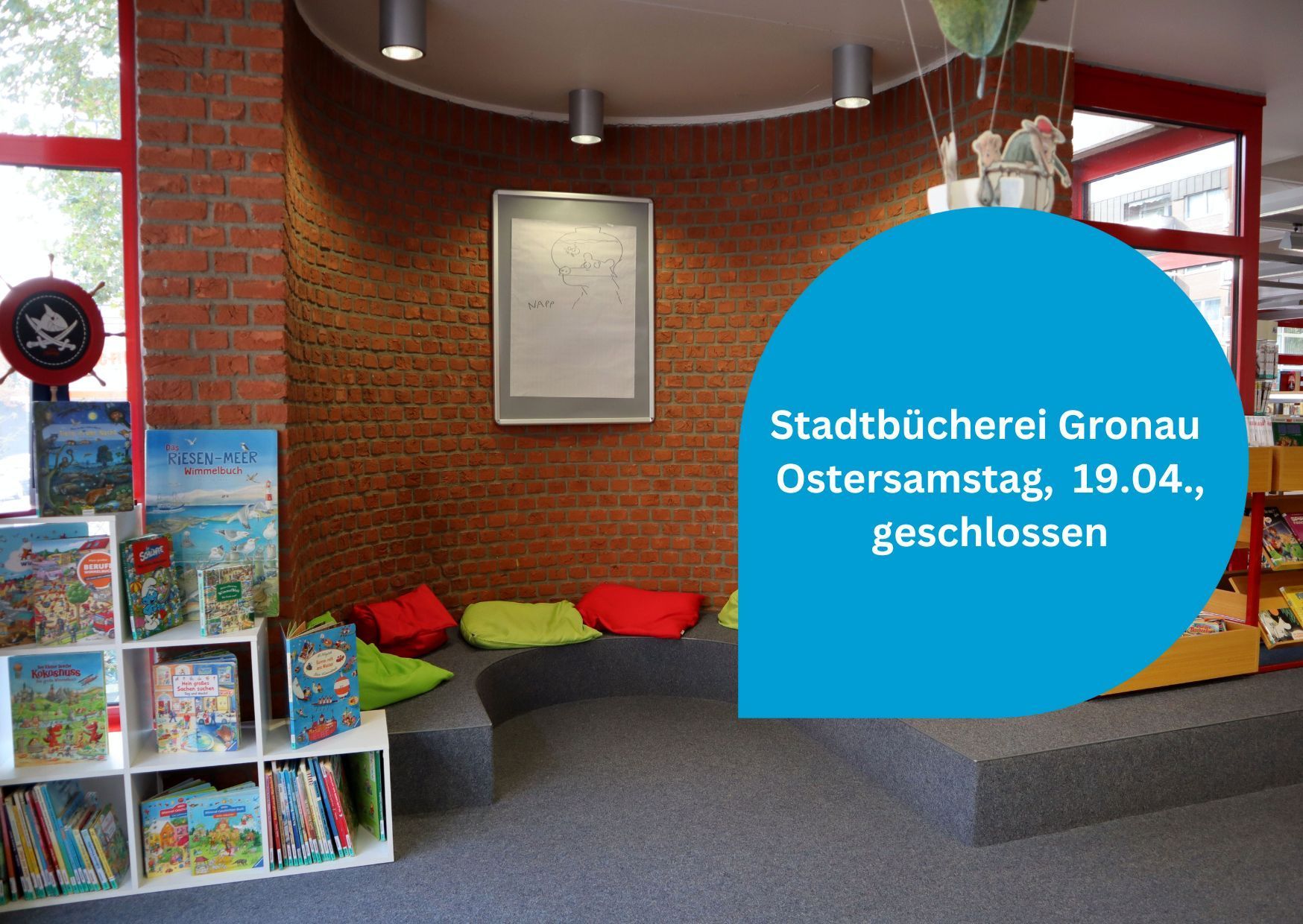 Blick in die Leseecke der Stadtbücherei mit Info zur Schließung am Ostersamstag