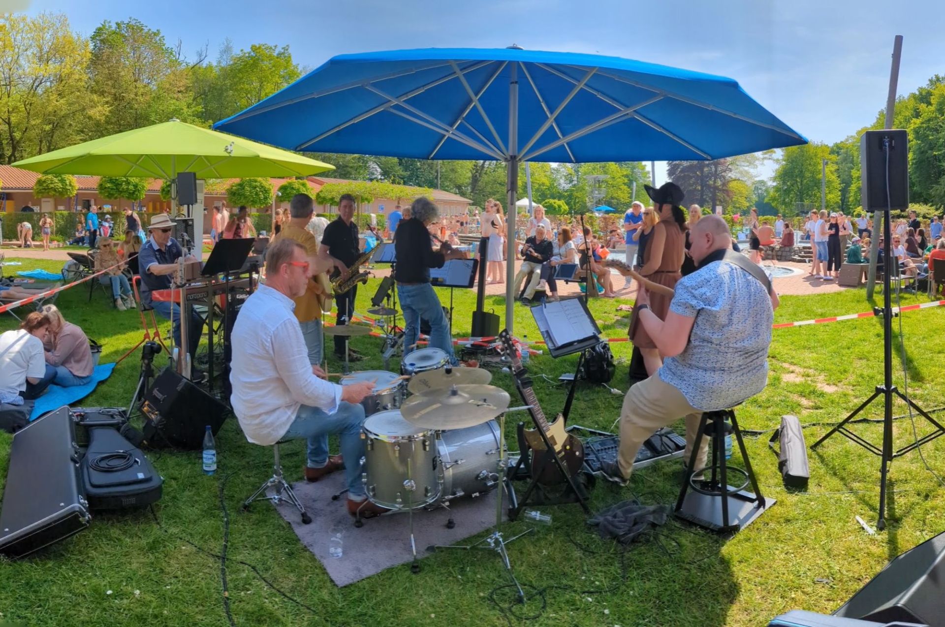 Eine Veranstaltung im Parkfreibad Gronau mit vielen Gästen.