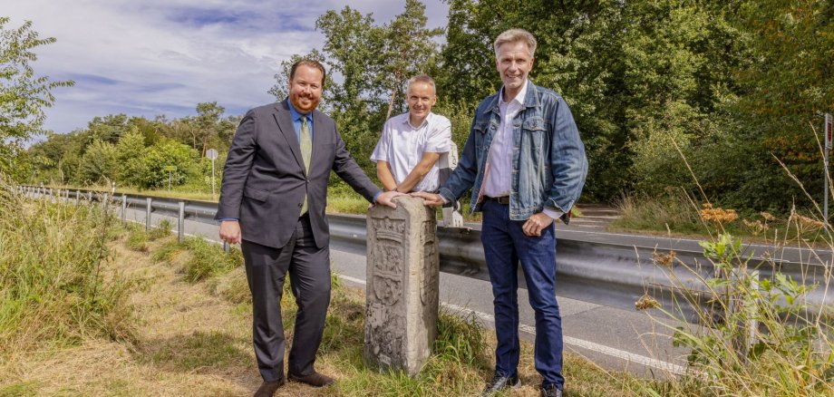 Die Bürgermeister Rainer Doetkotte (Gronau NRW, D), Jeroen Diepemaat (Losser, NL) und Dr. Volker Pannen (Bad Bentheim, Nds, D) am Drilandstein.