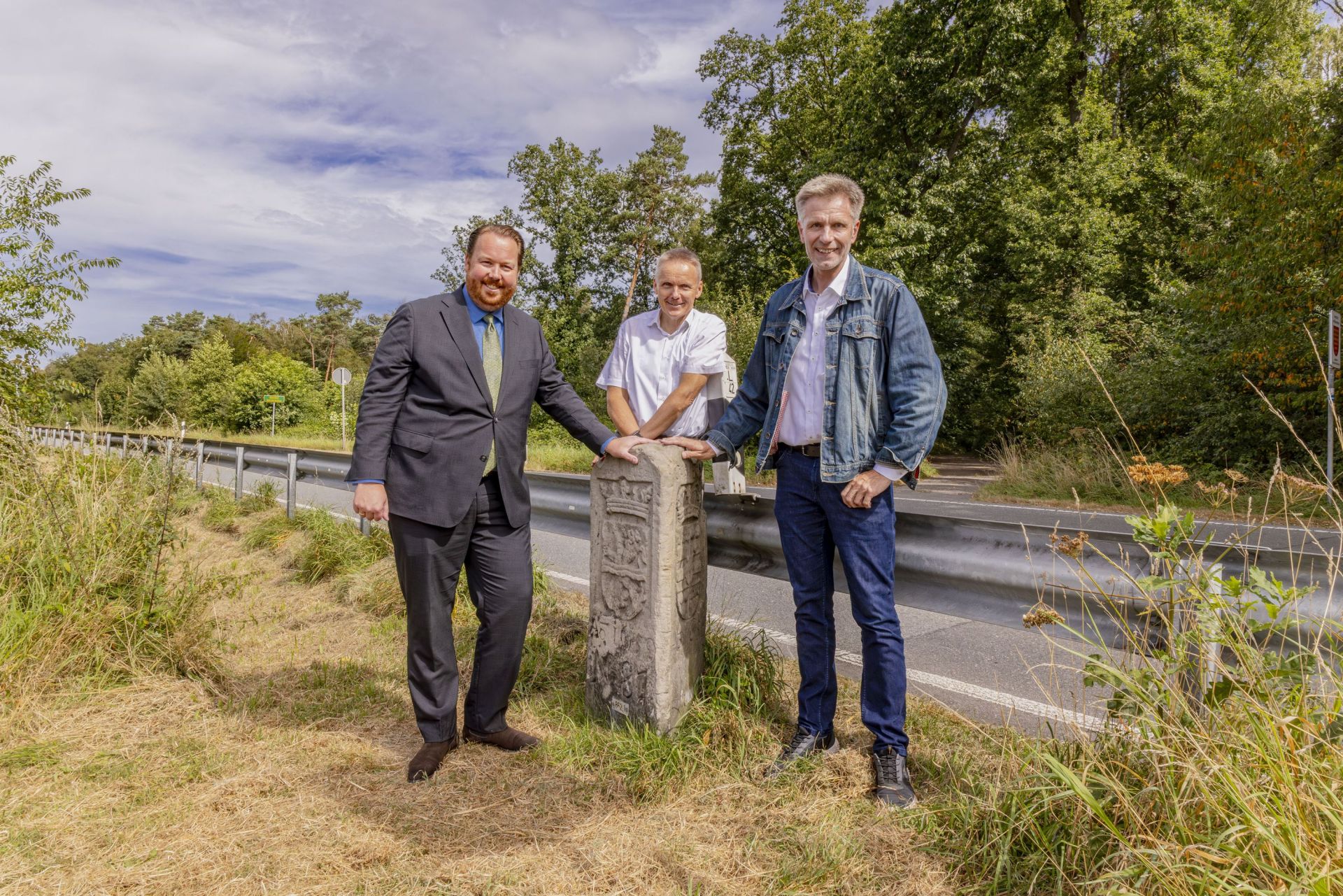 Die Bürgermeister Rainer Doetkotte (Gronau NRW, D), Jeroen Diepemaat (Losser, NL) und Dr. Volker Pannen (Bad Bentheim, Nds, D) am Drilandstein.