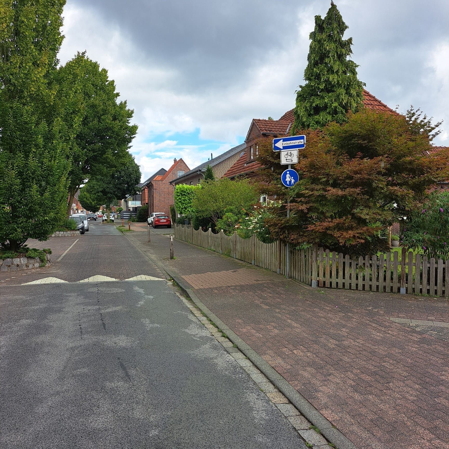 Feldstiege mit dem Einbahnstraßenschild