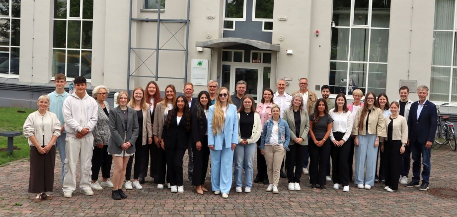 Neue Auszubildende, Bürgermeister Rainer Doetkotte, Erste Beigeordnete Christiane Schrader und Verwaltungsmitarbeitende vor dem WZG
