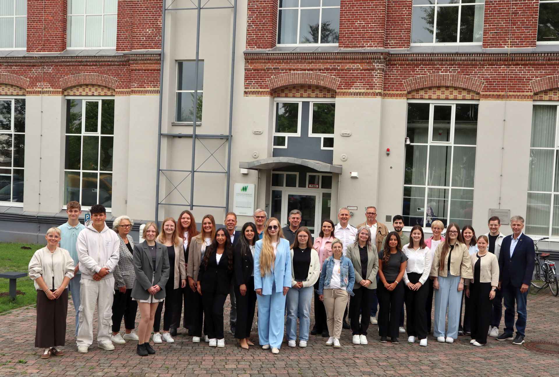 Neue Auszubildende, Bürgermeister Rainer Doetkotte, Erste Beigeordnete Christiane Schrader und Verwaltungsmitarbeitende vor dem WZG