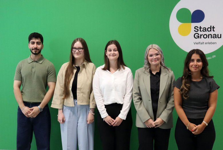 Die neuen Bachelor of Laws in der Gruppe vor der Fotowand mit dem Logo der Stadt Gronau Die neuen Bachelor of Laws in der Gruppe vor der Fotowand mit dem Logo der Stadt Gronau