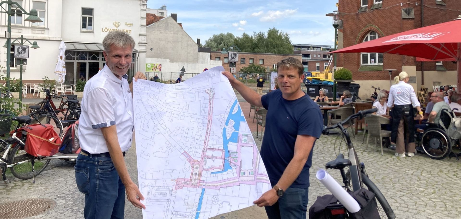 Bürgermeister Rainer Doetkotte und André Homölle stellen aktuellen Plan für die Innenstadt vor