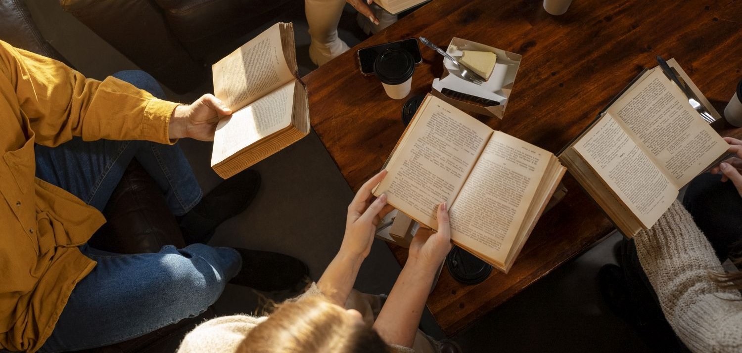 Personen beim gemeinsamen Lesen