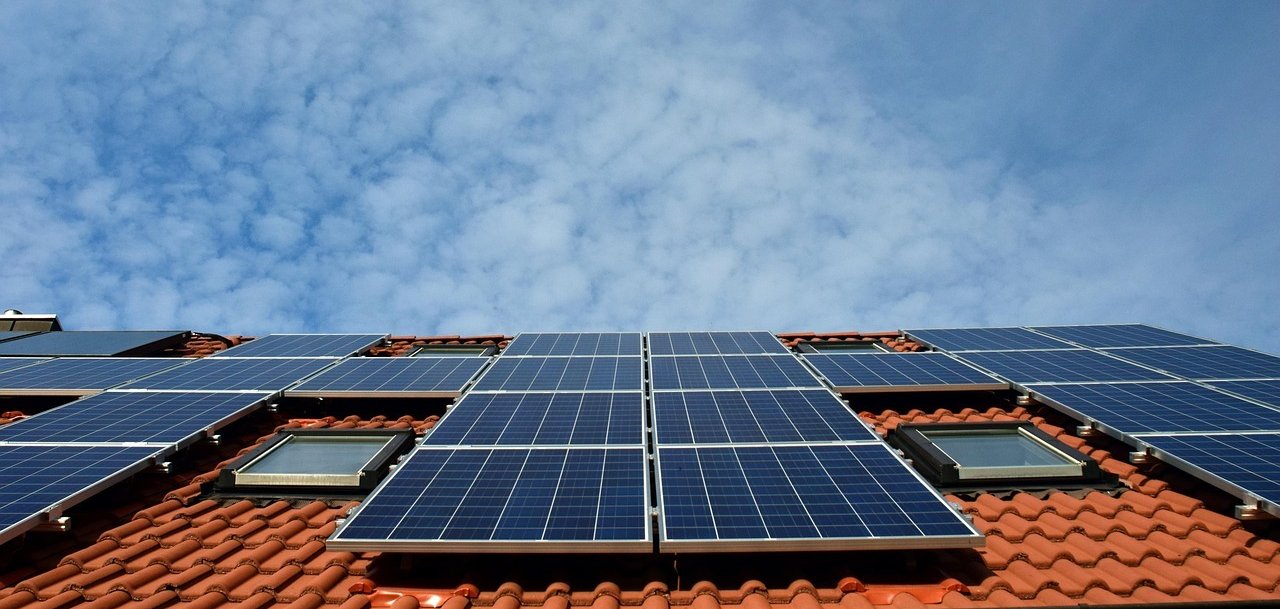 Dachfläche mit Solaranlage