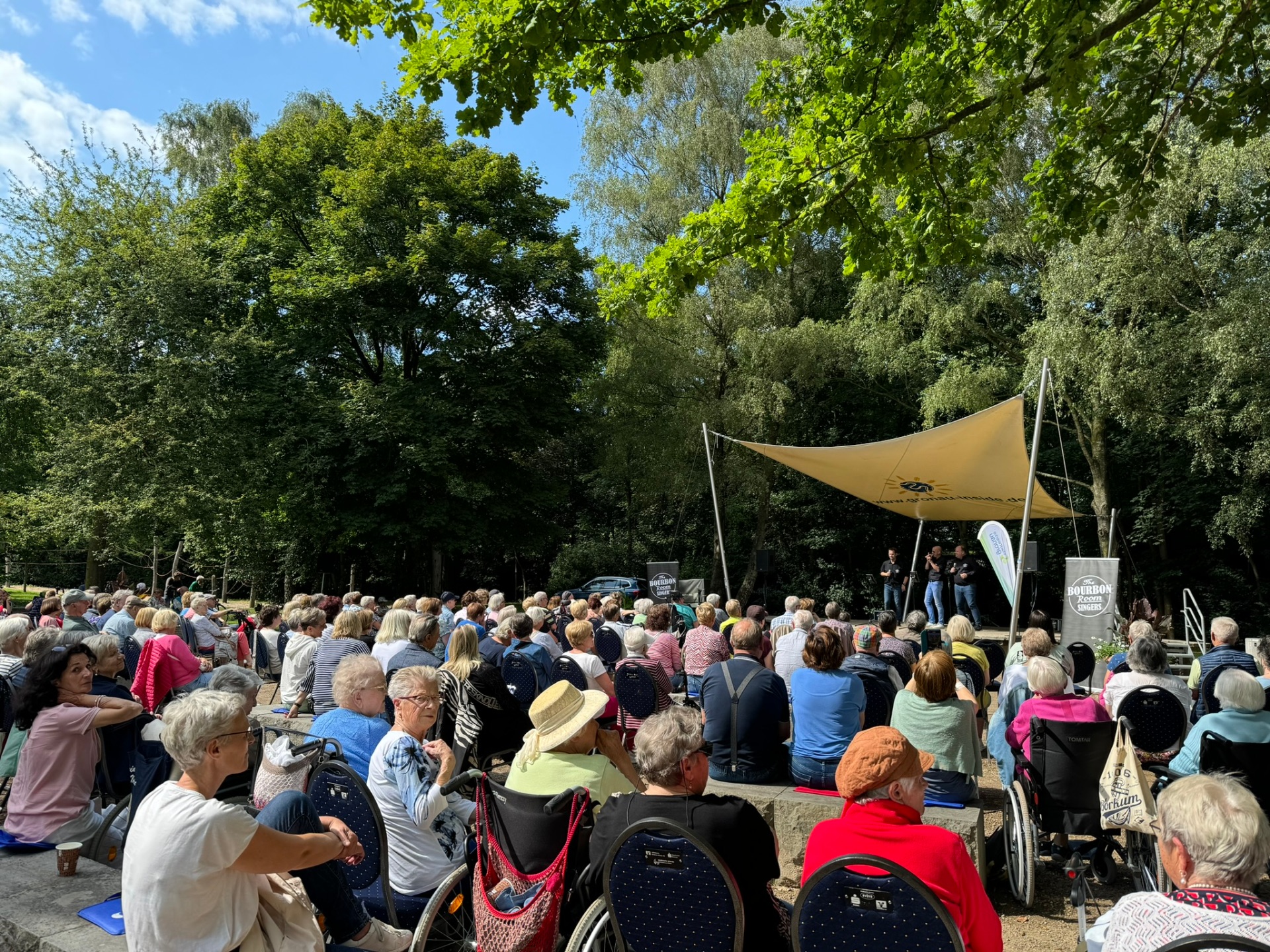 Zuschauer:innen bei der Veranstaltung Sommer an der Waldbühne.