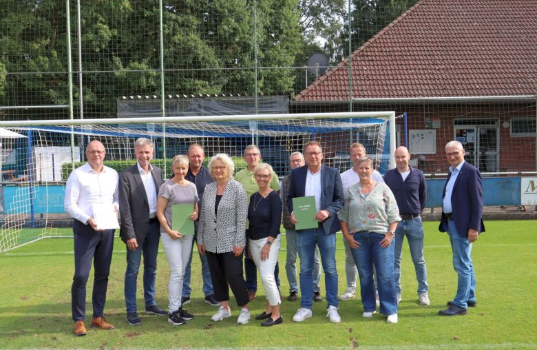 Gruppe von Menschen auf dem Fußballplatz Gruppe von Menschen auf dem Fußballplatz