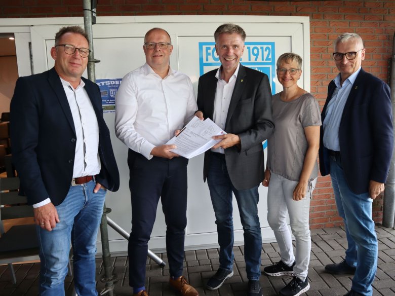 Reinhard Sundermann, Norbert Lünterbusch, Bürgermeister Rainer Doetkotte, Edda Overkamp und Stadtbaurat Ralf Groß-Holtick bei der Übergabe der Teilbaugenehmigung an den FC Epe Reinhard Sundermann, Norbert Lünterbusch, Bürgermeister Rainer Doetkotte, Edda Overkamp und Stadtbaurat Ralf Groß-Holtick bei der Übergabe der Teilbaugenehmigung an den FC Epe
