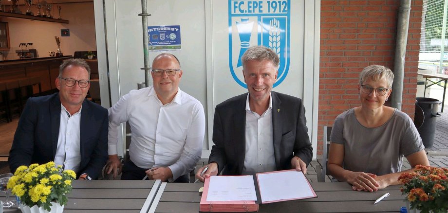 Reinhard Sundermann, Norbert Lünterbusch, Bürgermeister Rainer Doetkotte und Edda Overkamp bei der Unterzeichnung der Fördervereinbarung