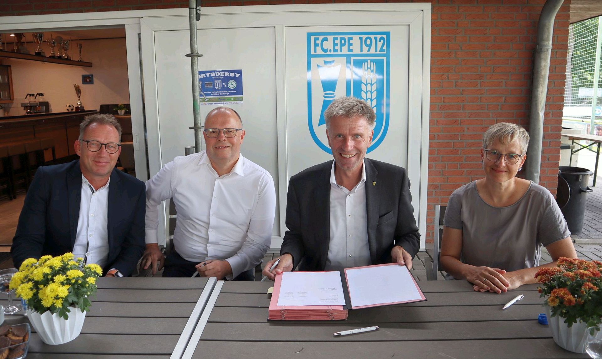 Reinhard Sundermann, Norbert Lünterbusch, Bürgermeister Rainer Doetkotte und Edda Overkamp bei der Unterzeichnung der Fördervereinbarung