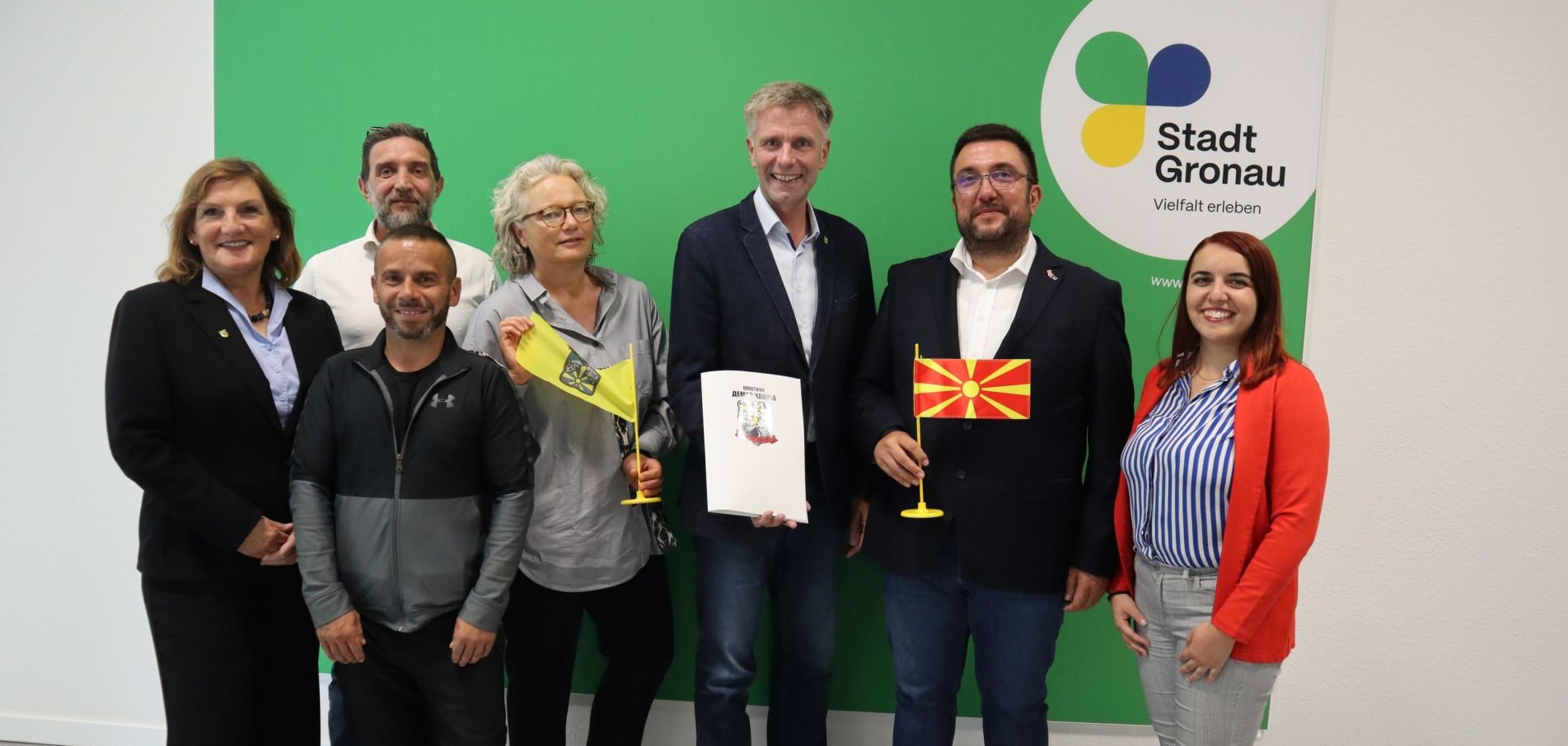 Bürgermeister Rainer Doetkotte empfängt die Gäste aus Nordmazedonien